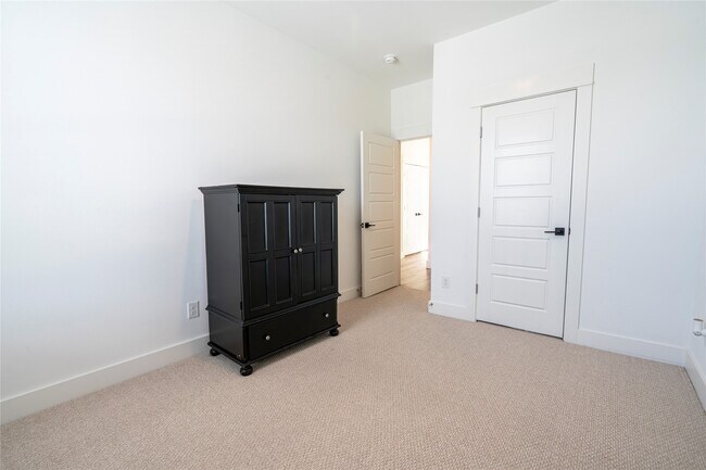 Building Photo - 2056 Johanna Dr