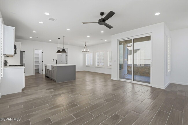 Building Photo - 4512 Mark Avizo