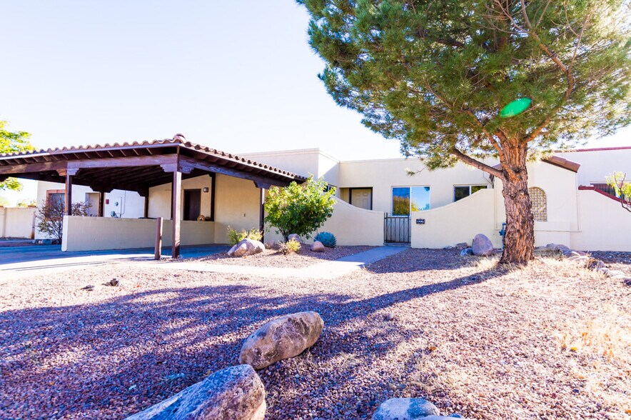 1448 Carmelita Dr - 1448 E Carmelita Dr