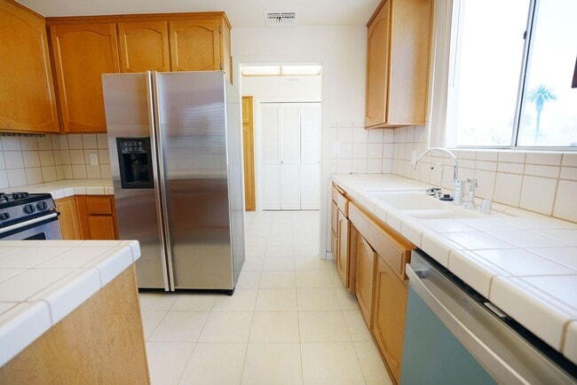 Building Photo - Sunlight Galore 2 Bed / 3Bath + Loft + Sun...