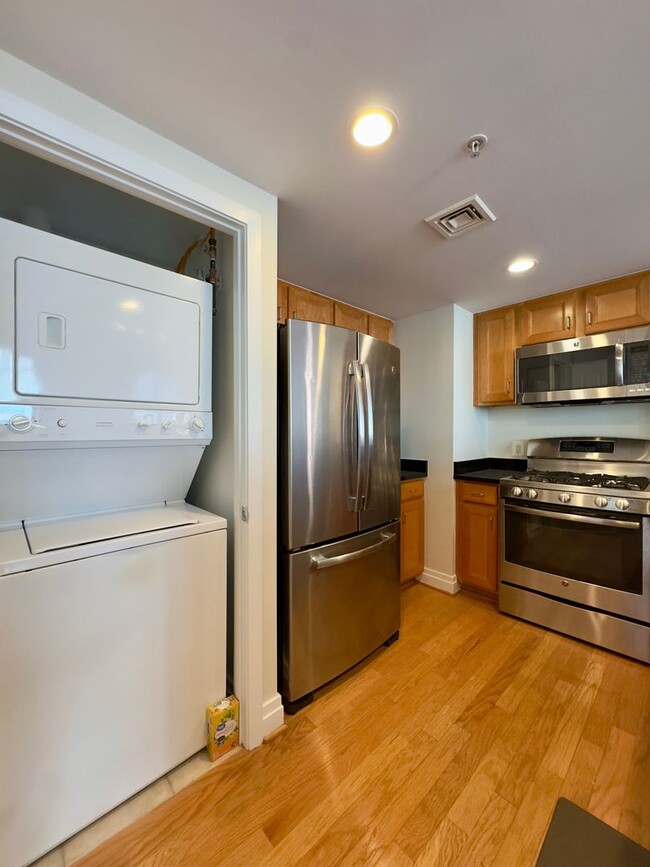 Building Photo - Spacious 2Beds/2baths Condo in the Heart o...