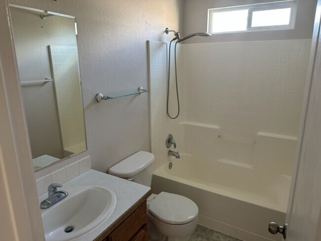 Building Photo - 943 Mount Hood Pl N