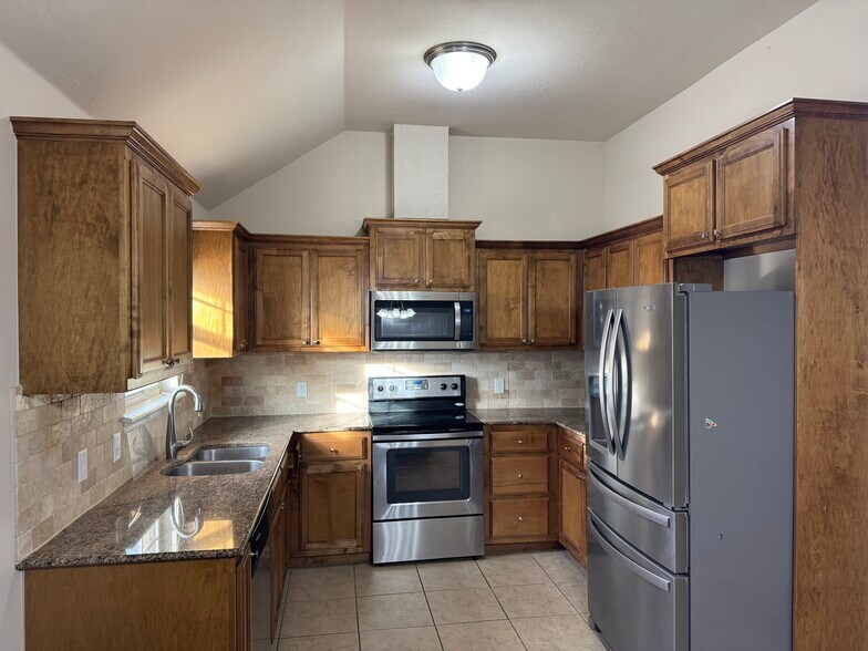 Building Photo - 2321 Golden Ln