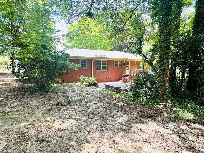 Building Photo - 222 Pineview Dr