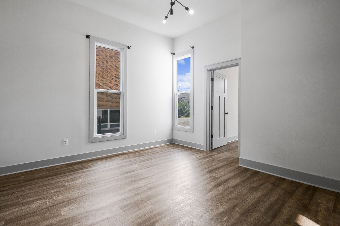 Building Photo - 818 E Elm St