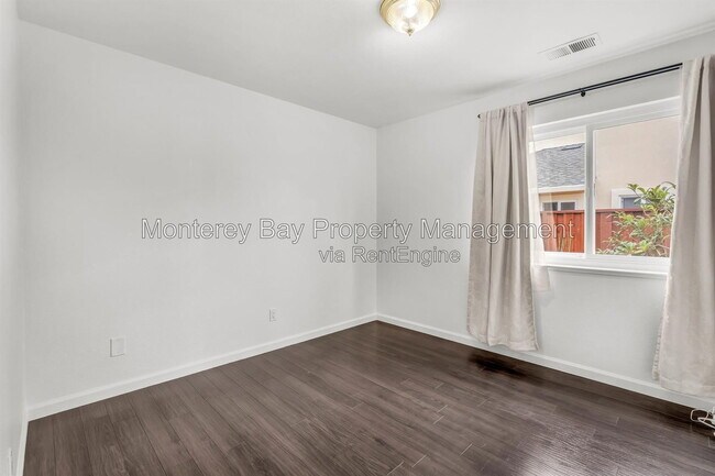 Building Photo - 383 Hillcrest Ave