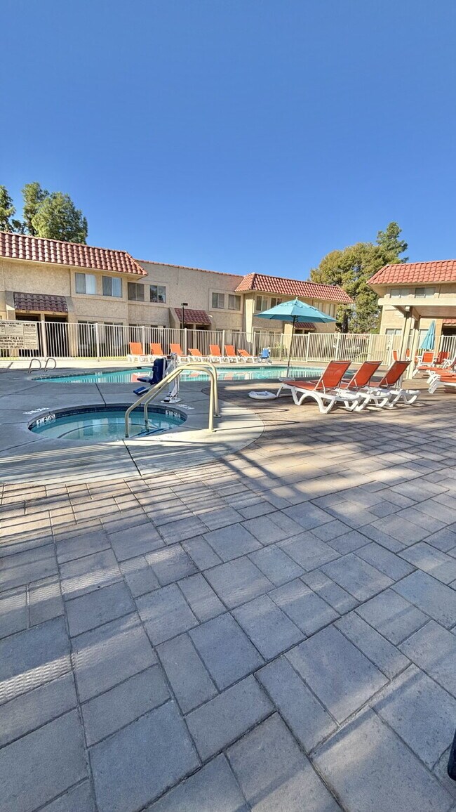 Building Photo - 2 Bedrooms Townhome Availble For Rent in Indio