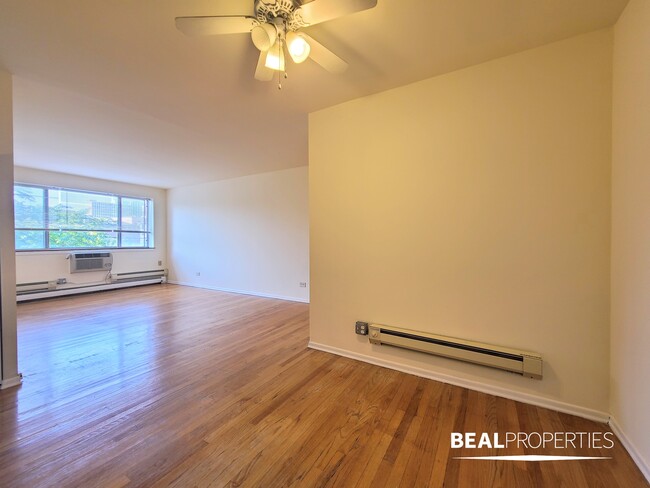 Building Photo - 660 W Wrightwood Ave