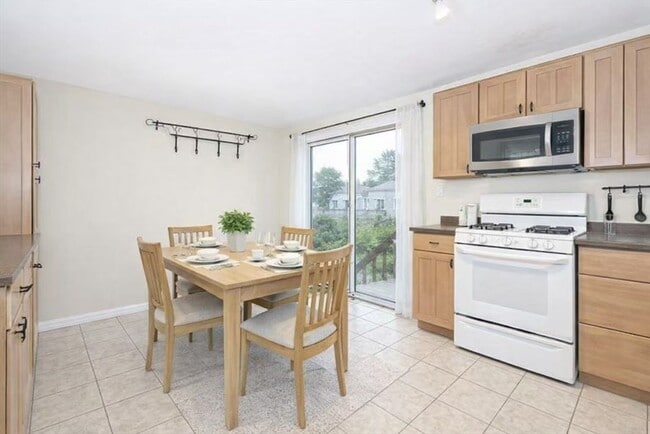 Building Photo - 198 Cohasset St