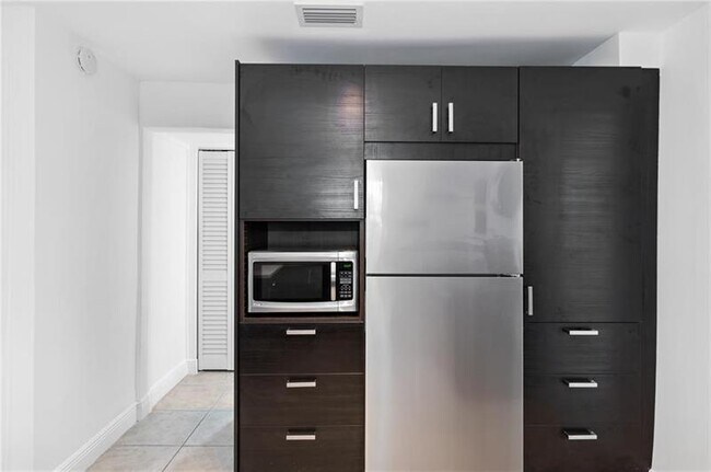 Building Photo - 710 NE 87th St
