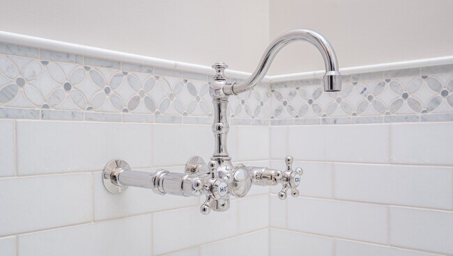 Building Photo - Burbank Wonder Years house