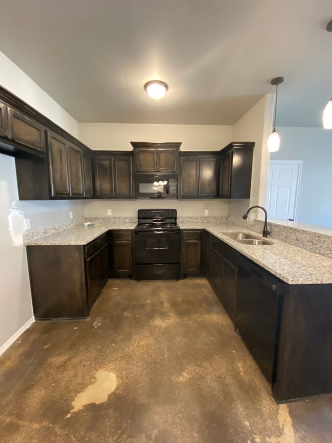 Building Photo - 3 bedroom and 2 bathroom duplex in El Reno!