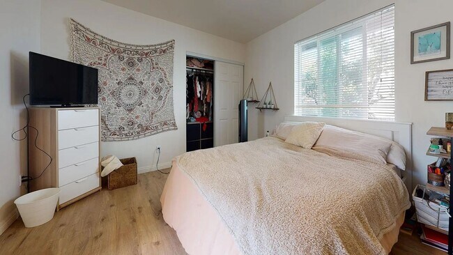 Building Photo - MASSIVE 8 Bed / 4 Bath Home on Mary Lane - 2 Kitchens! Private Yard, Driveway, 8 Parking Permits ...