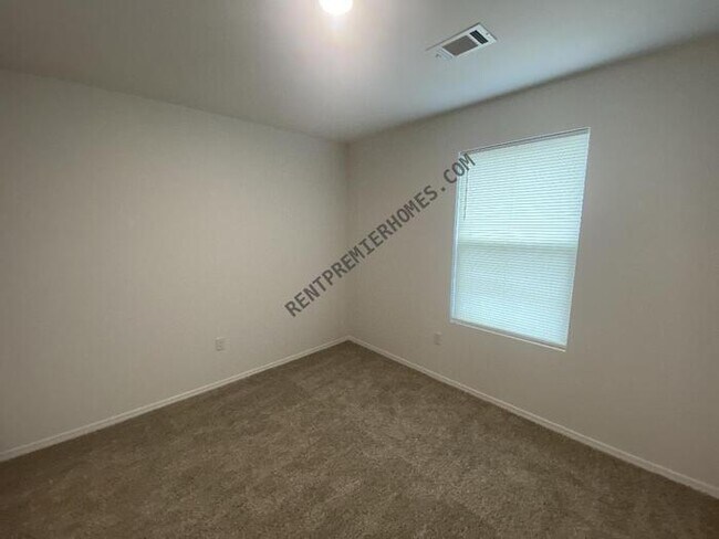 Building Photo - 11 Vineyard Dr
