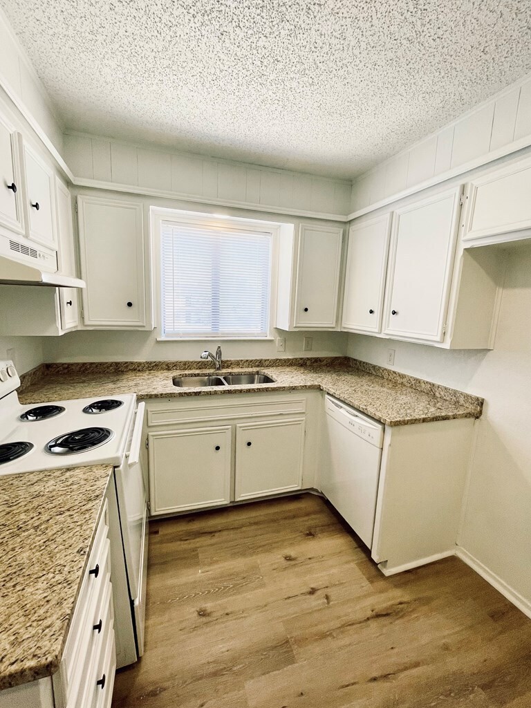 Building Photo - 1203 Redwood St