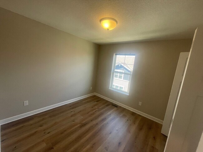 Building Photo - 873 Roselyn Dr