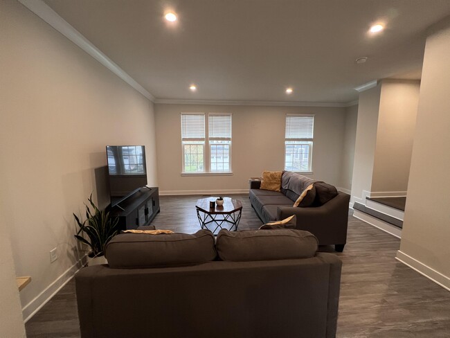 Building Photo - 217 Stonehurst Dr