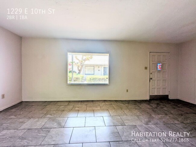 Building Photo - Pre-Lease!! Spacious 2 bed/1 bath Universi...