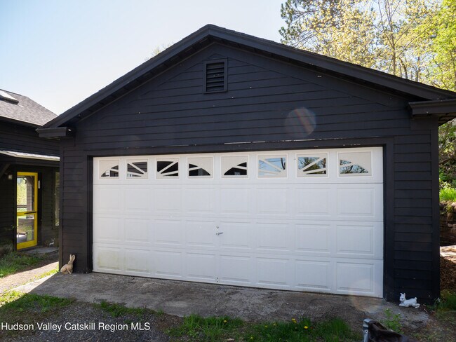 Building Photo - 483 Travis Hill Rd