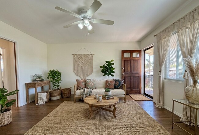 Building Photo - CORNER Upstairs Unit Within Small Gated Community! COMPLIMENTARY Shared Laundry! Spacious Floorplan!