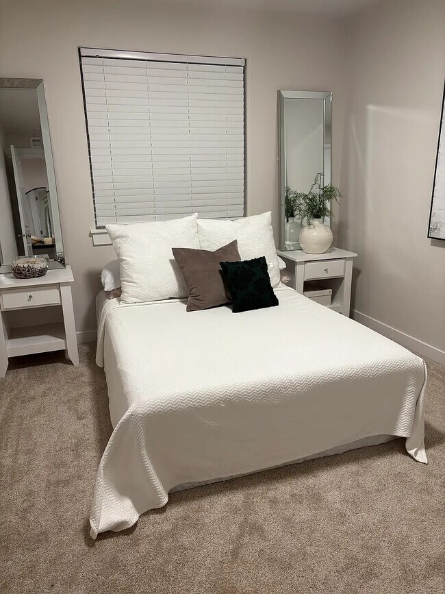 Building Photo - Garby