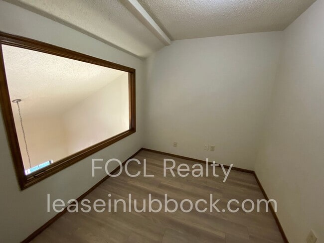 Building Photo - 2 story 3 bed 2.5 bath 2 car garage