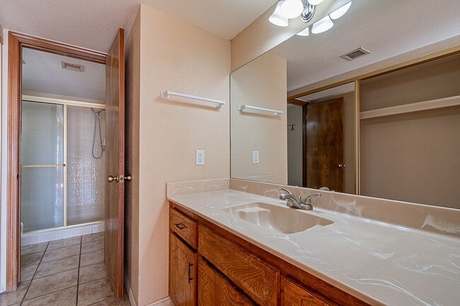 Building Photo - Condo for Rent
