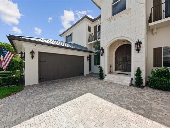 Building Photo - 3030 NE 45th St