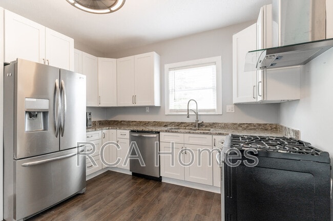 Building Photo - 1211 E Hanna Ave