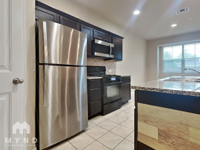 Building Photo - 2880 Donnell Dr