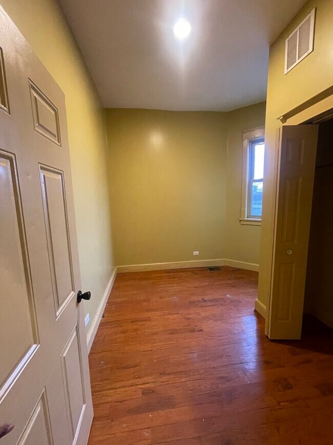 Building Photo - 3341 W Walnut St