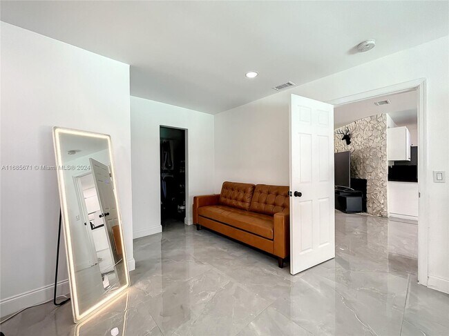 Building Photo - 1751 SW 30th Pl
