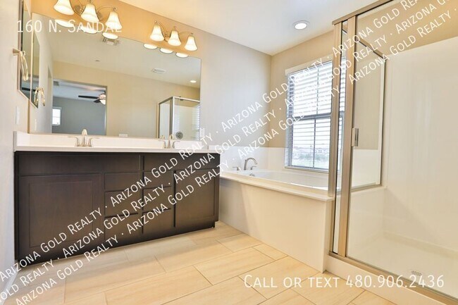 Building Photo - 160 N. Sandal-