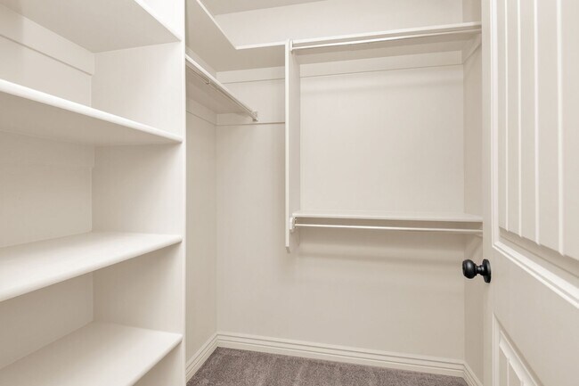 Building Photo - Beautiful 3 Bed, 2.5 Town Home in West Haven, Pet Friendly! Available on April 22nd!