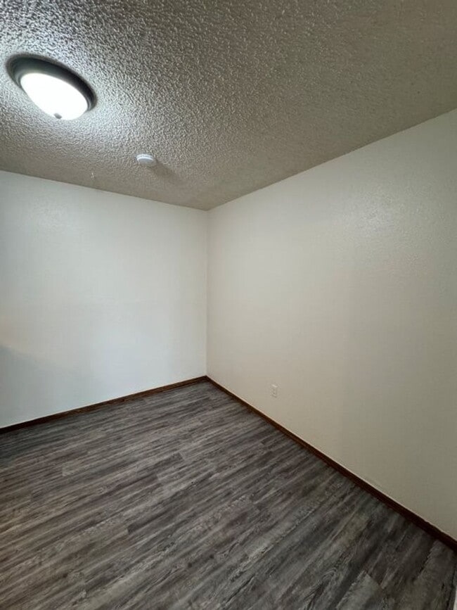 Building Photo - 2 bed one bath duplex in Blanchard!