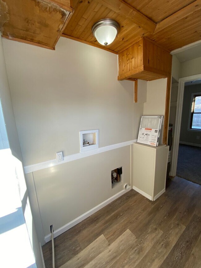 Building Photo - Updated 2 Bedroom 1 Bath