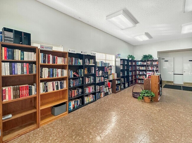Building Photo - 6090 N Sabal Palm Blvd