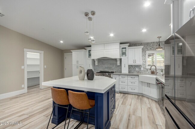 Building Photo - 7731 E Rose Ln