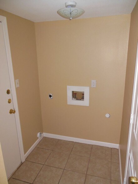 Building Photo - 4808 Rainbow Cir