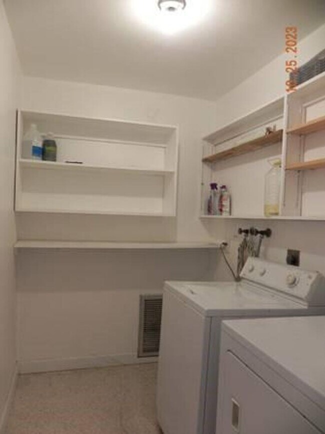 Building Photo - 819 N Highland Dr