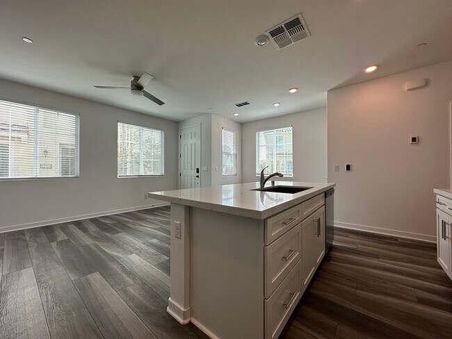 Building Photo - Gorgeous 3 Bedroom 2.5 Bathrooms