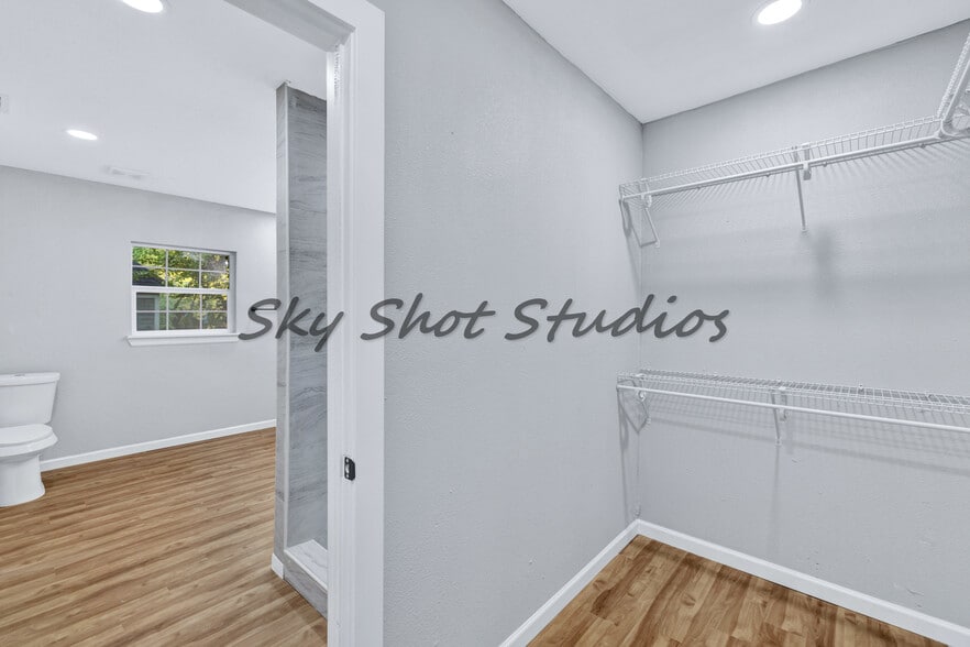 Building Photo - 323 W Cherry St