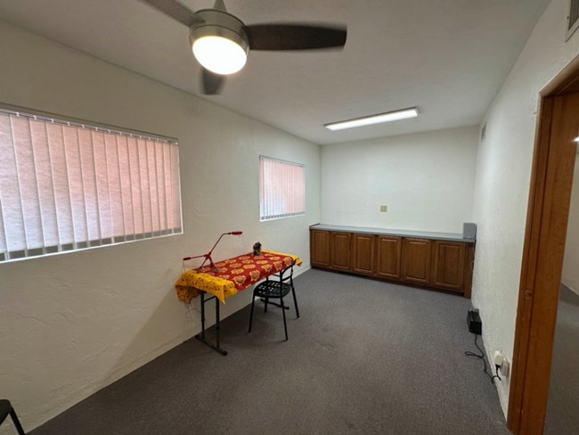 Building Photo - 927 N Swan Rd