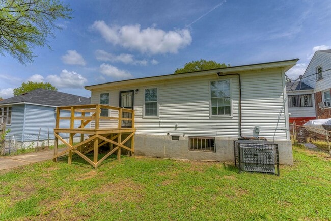Building Photo - Move-in Special! 1/2 off first month's rent!