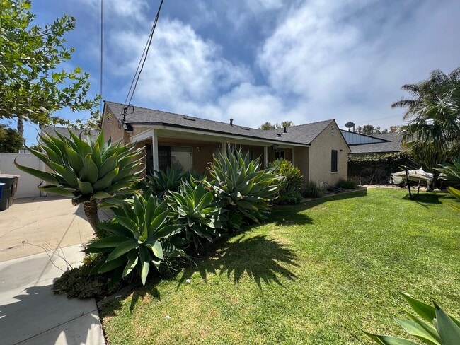 Building Photo - Mid Town Adorable Home!