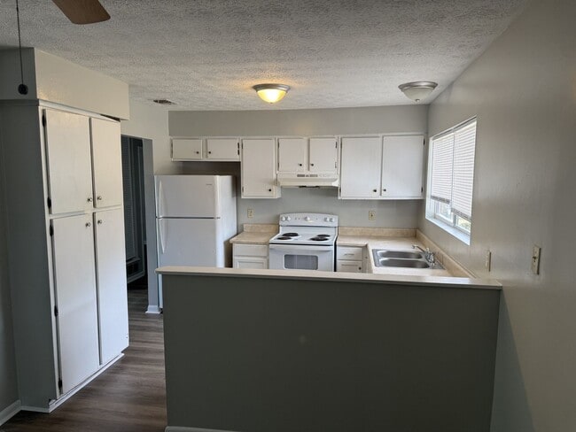 Building Photo - MOVE IN READY