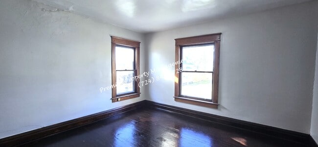 Building Photo - 922 Winslow Ave