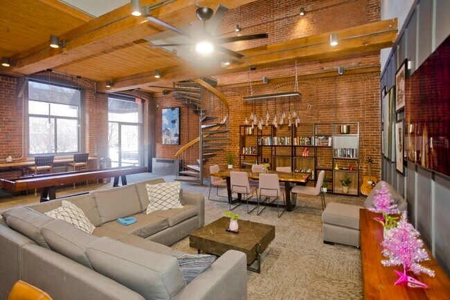 Building Photo - 45 Willow St