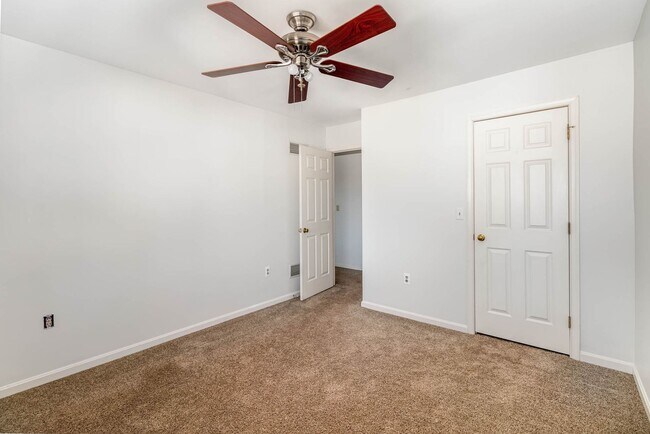 Building Photo - 2039F Raleigh Rd