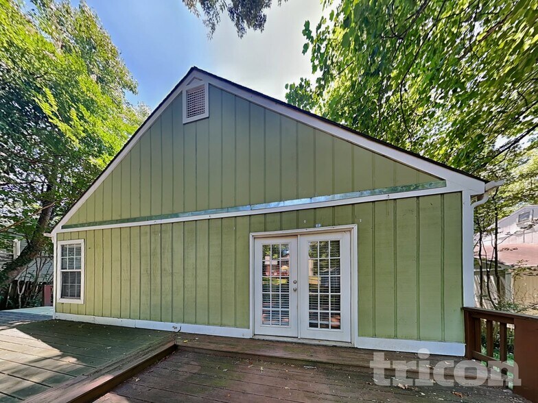 Building Photo - 1812 Cres Hill Dr NW
